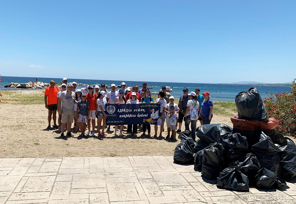  Voluntarios de Intralot realizaron una espectacular jornada de limpieza en una playa griega