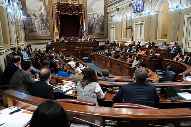 El Parlamento de Canarias aprueba la ley que suspende nuevas aperturas y da cabida a Educación y Sanidad