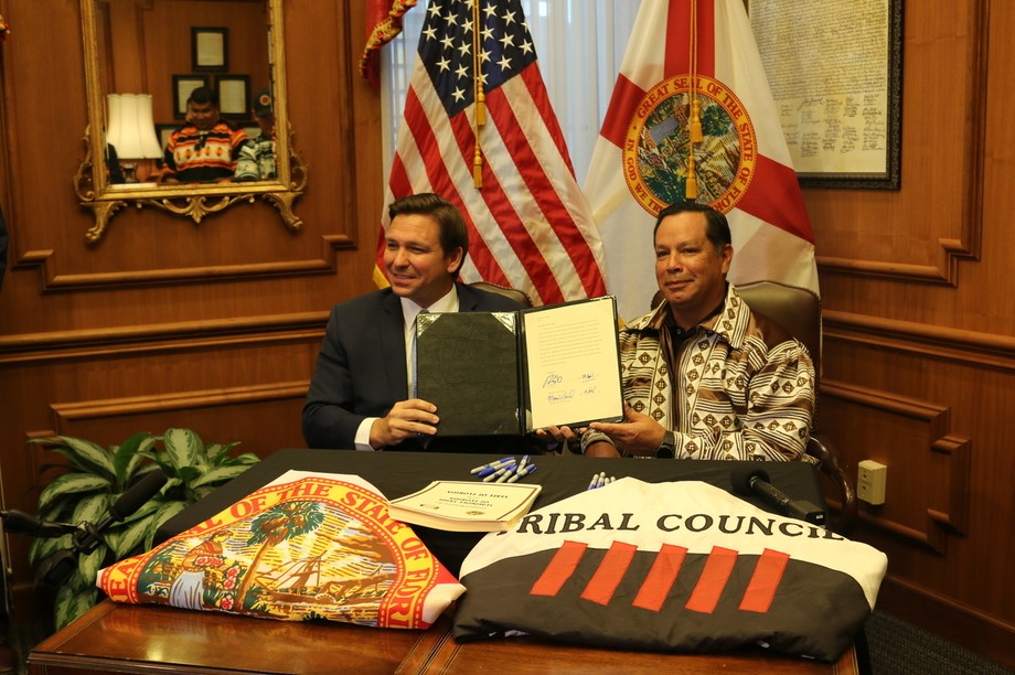  Estados Unidos. El gobernador de Florida firma un acuerdo de juego de $ 500 millones con la Tribu Seminole