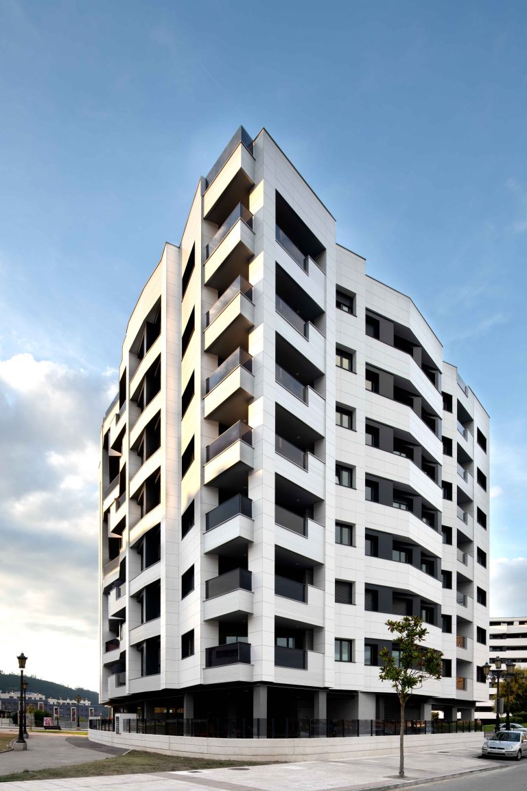 Construcciones Dicar del GRUPO DC recibe el prestigioso premio Plomadas de Plata por la fachada del edificio Brisas del Paraíso