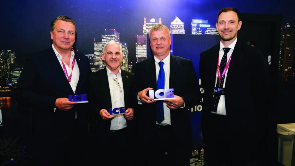  Merkur UK recibe tres Premios ICE 2022 Landmark de manos del director general de Clarion Gaming