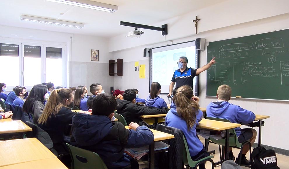  Policía Municipal de Pamplona visita más de cien aulas escolares para sensibilizar sobre el uso responsable de videojuegos y juego online