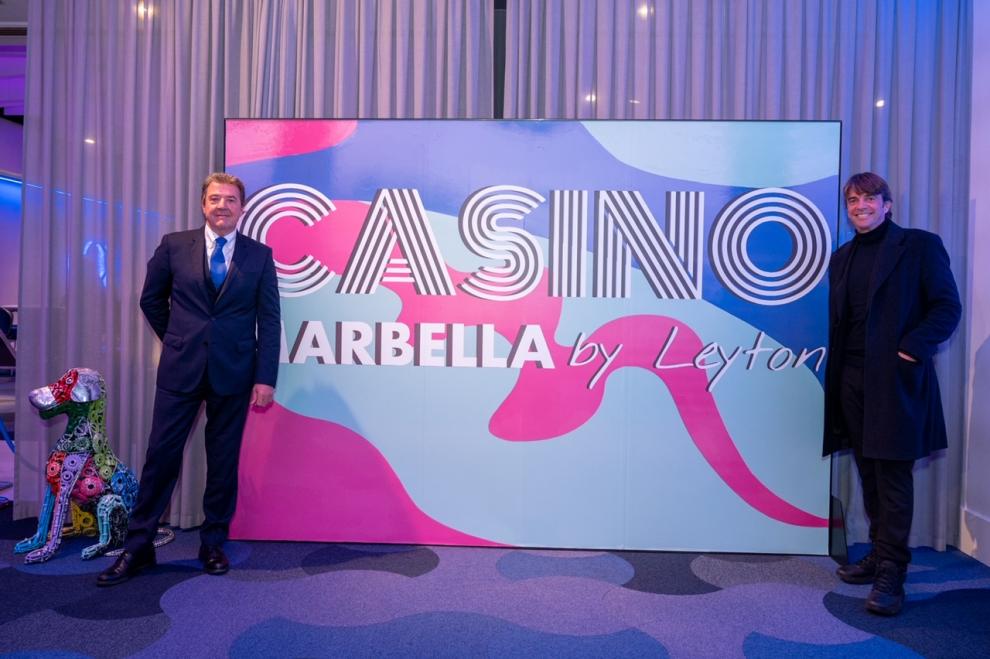  Casino Marbella se llena de energía con el arte de Curro Leyton 