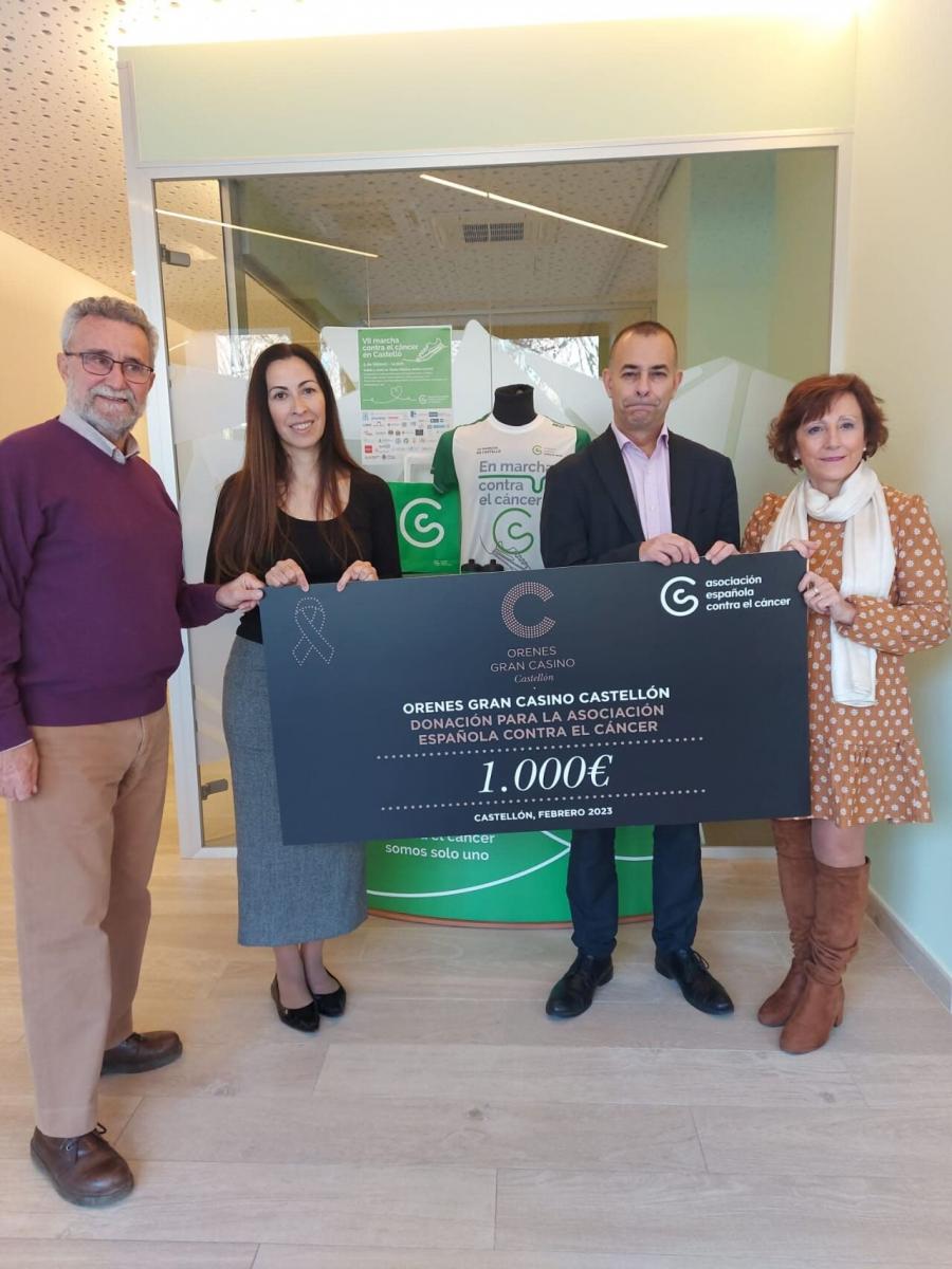Orenes Gran Casino Castellón hace entrega de un cheque solidario a la Asociación Española Contra el Cáncer