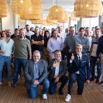 UNIDESA deslumbra con la gran presentación de Omega Link en La Barceloneta: emoción, jackpots y versatilidad para todo tipo de locales