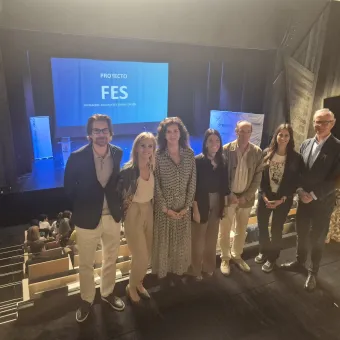 Pedro García Aguado acerca a los jóvenes de Ribeira las claves para prevenir las adicciones digitales