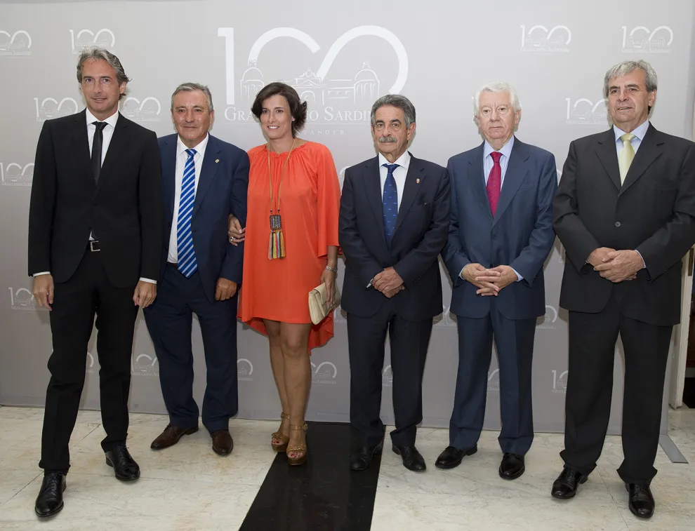 Mágnífica foto del Presidente de Cantabria en los recientes fastos del Casino de Santander celebrados por José Collazo. Miguel Ángel Revilla, sin complejos y orgullos. La foto se colgó en la página oficial del Gobierno.