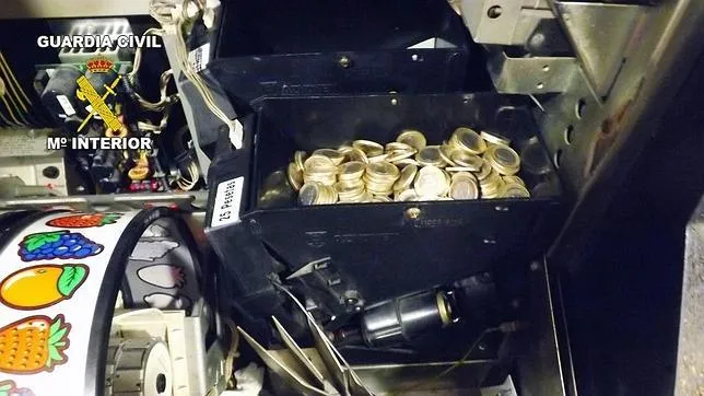 Detenido por robar 1.200 euros de una máquina tragaperras anulando el dispositivo del lector de salida de monedas