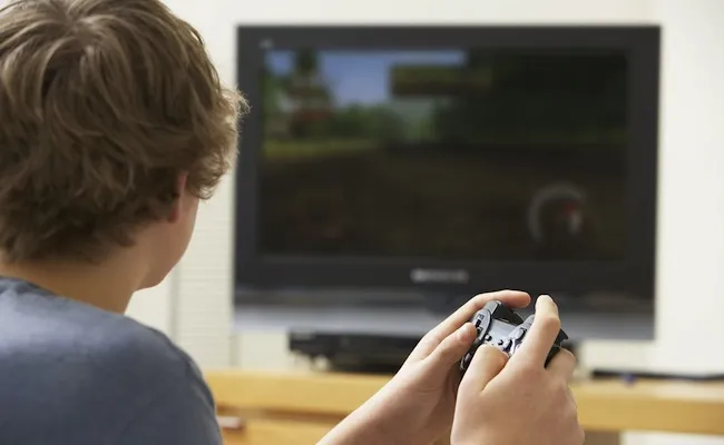Dos_niños_jugando_los_videojuegos