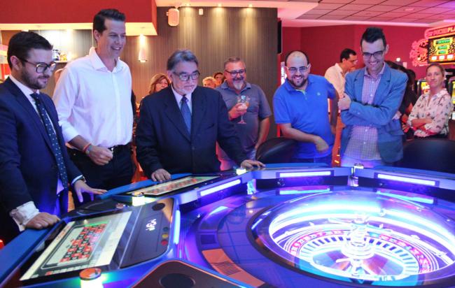 El alcalde de Elda acusado de fomentar la ludopatía por inaugurar una Sala de Apuestas 