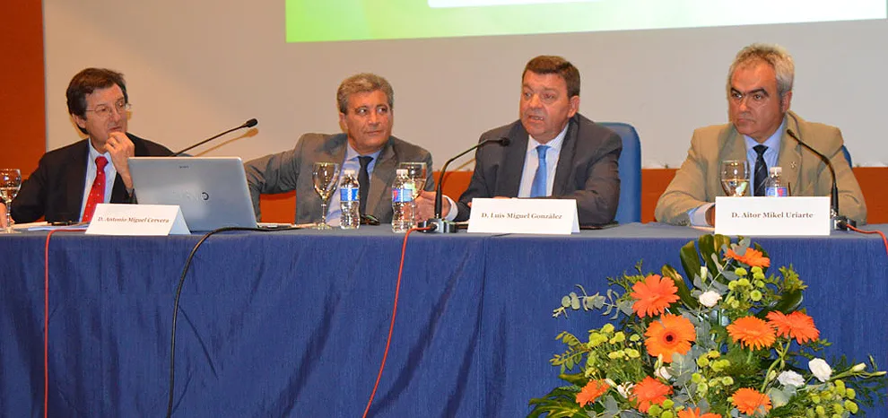 MAGNÍFICO DEBATE: Luis Miguel González Gago se convierte en el fustigador de la mesa de Reguladores en Torremolinos