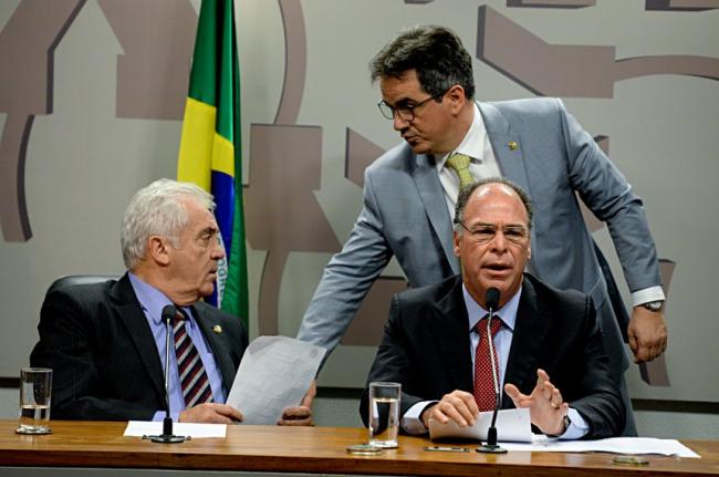  El presidente de CEDN, Otto Alencar, habla con el autor de la propuesta, Ciro Nogueira; como ponente, Fernando Bezerra Coelho, presenta su opinión
