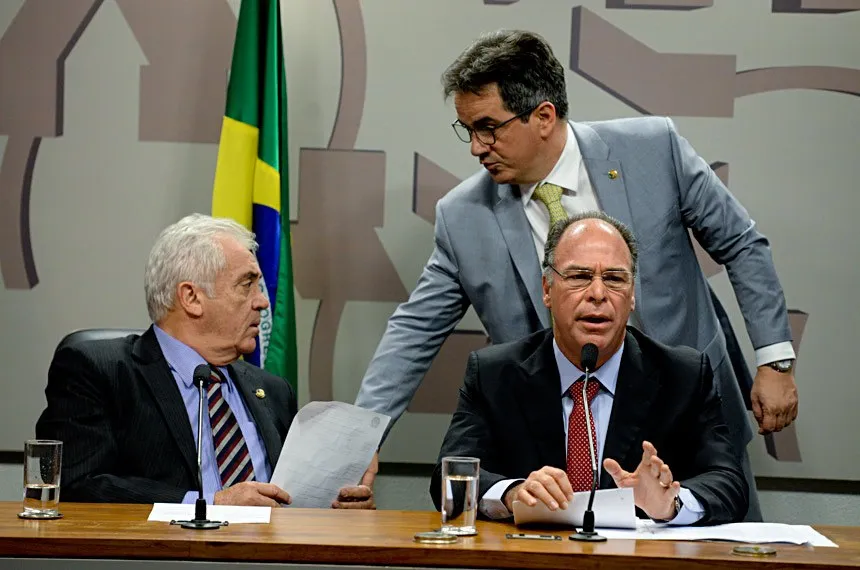 El presidente de CEDN, Otto Alencar, habla con el autor de la propuesta, Ciro Nogueira; como ponente, Fernando Bezerra Coelho, presenta su opinión