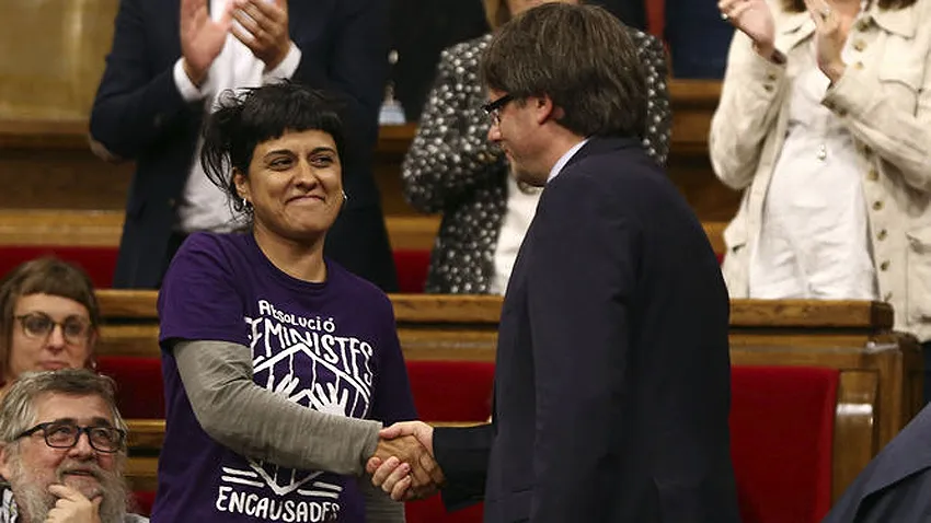 Carles Puigdemont saluda a la diputada de la CUP Anna Gabriel