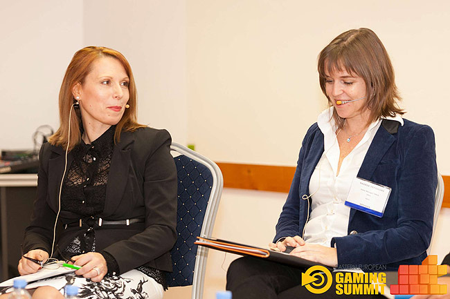 Izquierda Rossi Mckee – Vice Presidenta de Casino Technology, derecha, Nadège Teyssedre, Sales Manager para EMEA y Asia Zitro.