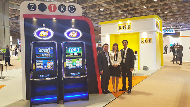 De izquierda a derecha, Steven Lim (COO RGB), Nadège Teyssedre (ZITRO) y KS Chuah (CEO RGB).