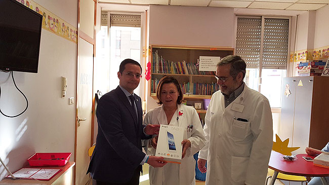 AGEO dona material educativo para los niños del Hospital Provincial de Pontevedra