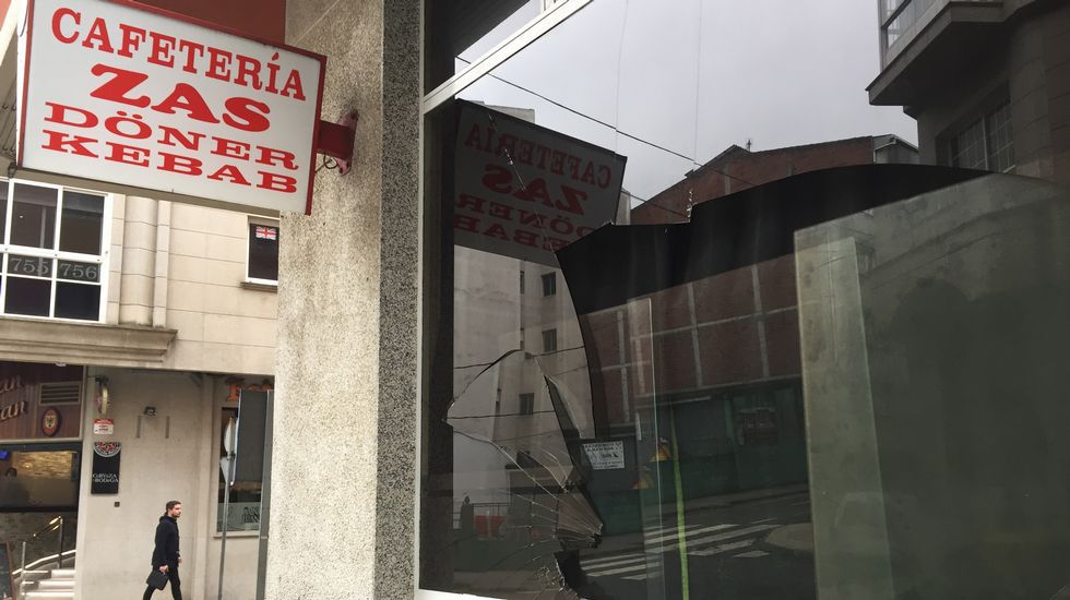 Detenido en Galicia mientras destrozaba una Máquina con un bloque de hormigón