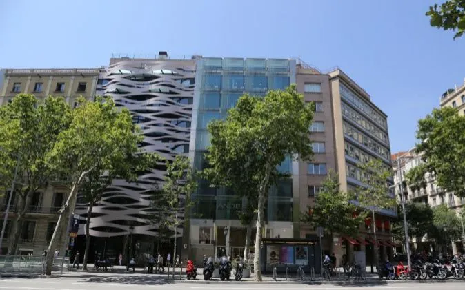 El 85 del Passeig de Gràcia, frente a La Pedrera, propiedad de la familia Suqué.