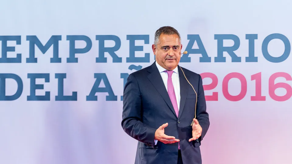 La presidenta del Gobierno de Navarra, Uxue BarkosJuan entrega el Premio Empresario del Año 2016 a Miguel Sucunza