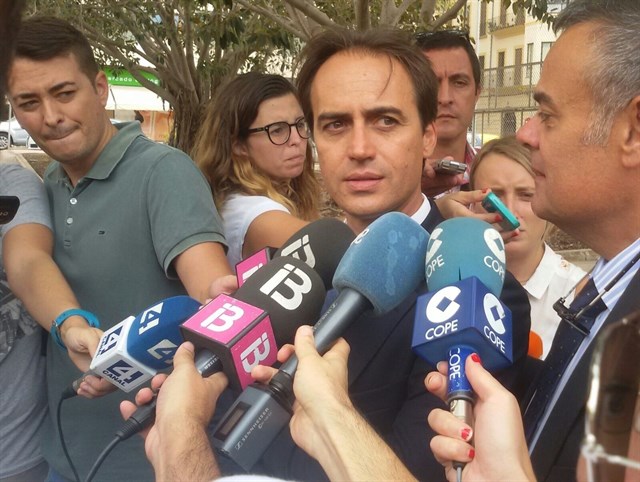 Afectados por el Casino Teatro Balear reciben al diputado del PP, Álvaro Gijón, a su llegada a los juzgados