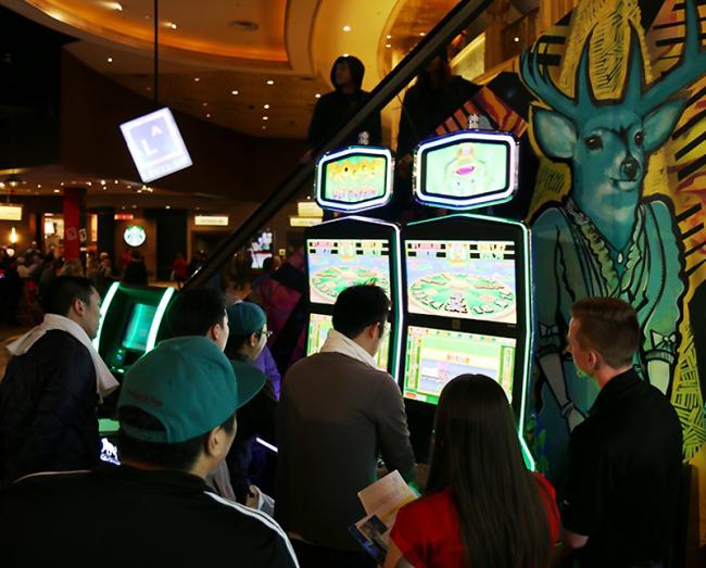 VEAN LAS FOTOS DE UN ÉXITO: 
Konami, primer fabricante que introduce Máquinas de juego de Habilidad en un Casino de Las Vegas 