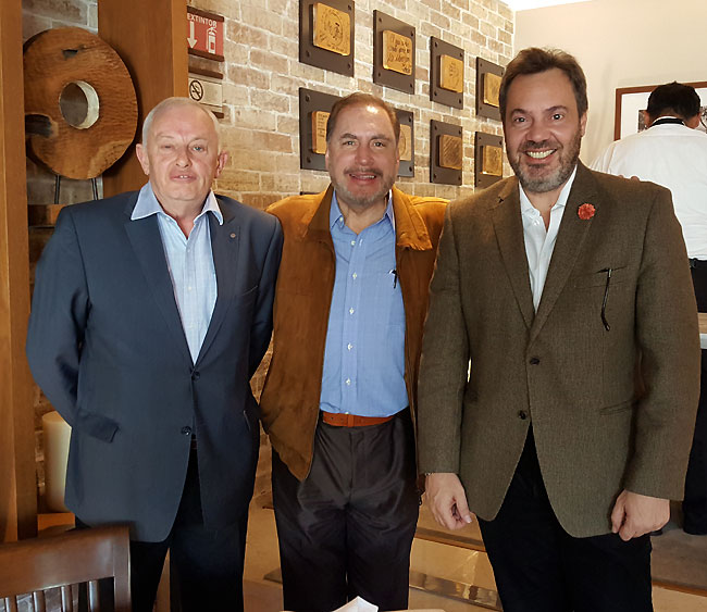 David Orrick (izquierda) y Ronnie Ferreira (derecha) de Merkur Gaming con Dr. Miguel Angel Ochoa Sanchez, AIEJA Presidente.