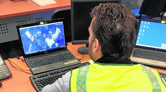 Cae un grupo acusado de robar en las Máquinas con una varilla que no deja rastro en las cerraduras