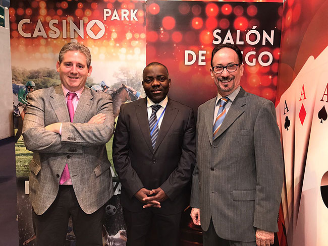 De izqu. a der. Teo Ruano, del Grupo Valisa Internacional SA junto a Guy Martial y uno de los colaboradores de la franquicia.