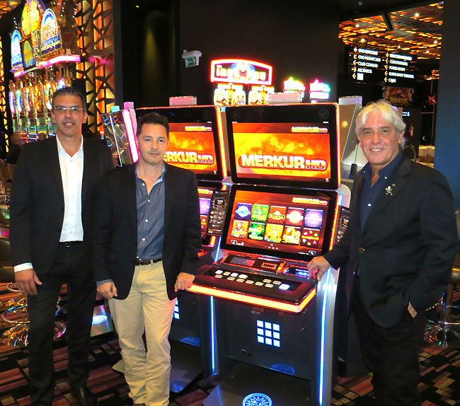 Fabián Giame, Director de Marketing para Enjoy Punta del Este, Alejandro Saraintaris (Merkur Gaming) y el Director del Casino, Diego Berna, con las máquinas Avantgarde de Merkur Gaming, instaladas en Uruguay.