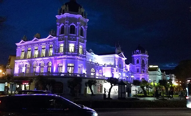 El Casino y el Ayuntamiento de Santander se iluminarán de morado por la lucha contra Crohn