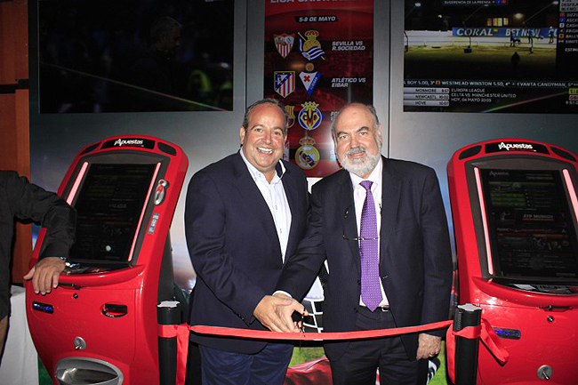 Julián Pérez Sánchez (Director gerente de Bingo Plaza) y Juan Luis Segura (Gerente de Apuestas de Murcia)