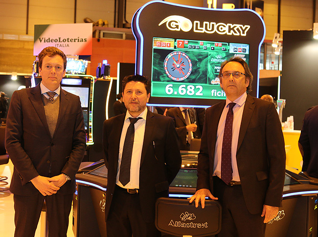 De izda a dcha: Alfred Antich,  Paco López y Lluís Cabré en el stand de Unidesa en la Feria Internacional del Juego de Madrid 2017 