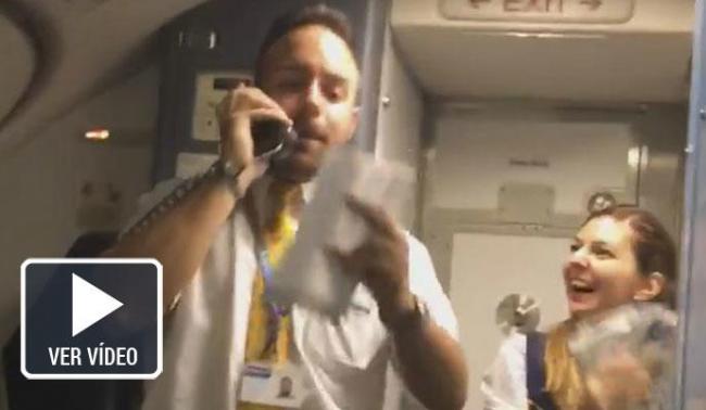 VÍDEO VIRAL: Vendiendo Lotería en el avión a ritmo de 