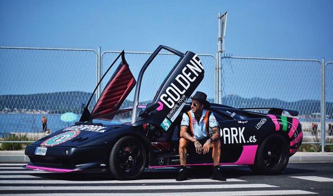 Josef Ajram con su Lamborghini Diablo