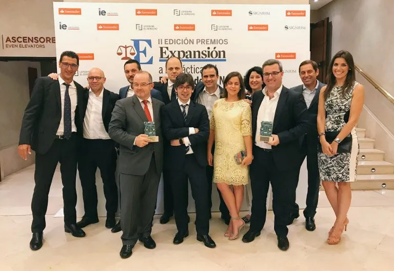 De izquierda a derecha, varios socios de ECIJA tras la ceremonia de entrega: Hugo Écija, Juan Salmerón, Raúl Rojas, Emilio Prieto, Javier López, Yolanda Lobao, Gabriel Nadal, Carlos Pérez, Alejandro Touriño, Leticia Domínguez, Alonso Hurtado, Cristina Llo