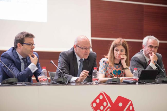 Eduardo Roca comenta las novedades de su nueva Ley del Juego: Aumento tributario, liberalización de los Casinos, regulación propia del juego online y contingentación de máquinas