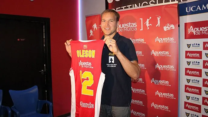 Apuestas de Murcia acoge la presentación de un importante fichaje de baloncesto en uno de sus Salones asociados