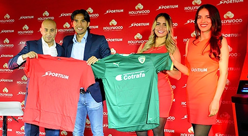 Alberto Eljarrat junto al futbolista Fabián Vargas, quien actualmente juega en el equipo colombiano La Equidad.
