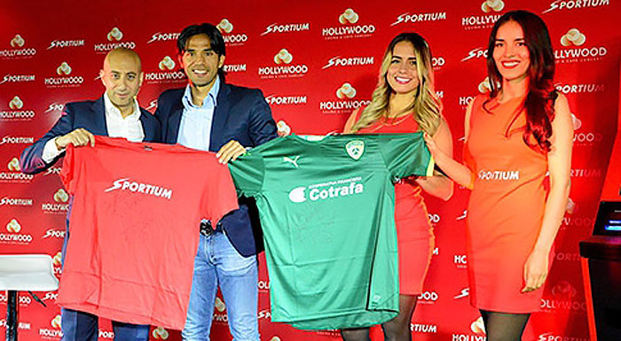 Alberto Eljarrat junto al futbolista Fabián Vargas, quien actualmente juega en el equipo colombiano La Equidad.