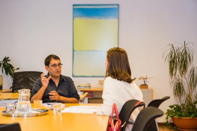 SAREIBA recopila y distribuye la entrevista de la Editora de InfoPlay, Jacqueline Mecinas,  al Conseller Iago Negueruela