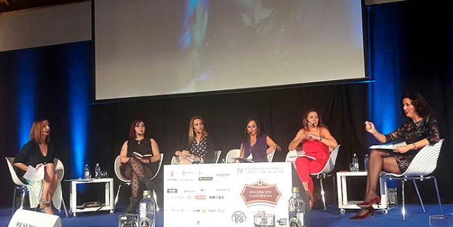 Cristina García ofrece sus aportaciones a la mesa de debate 'Mujeres en Juego' del Encuentro de AGEO