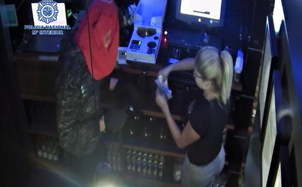 Dos detenidos por el atraco con un arma corta de fuego en un Salón de juego en Murcia