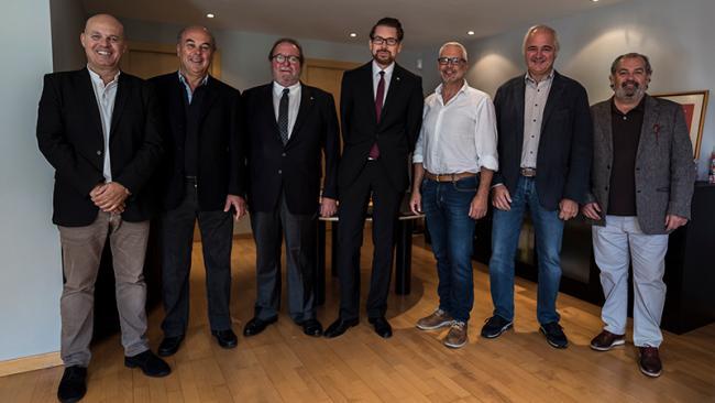 Bernhard Teuchmann, director general de Novomatic Gaming Spain SA, flanqueado (der.) por Bonaventura Espot, presidente JOCS SA y por Josep Segura, presidente consejo asesor Novomatic Gaming Spain y Marc Martos, Gilbert Montané, Enric Pujal y Antoni Puig.