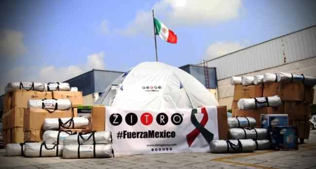 Zitro, junto a la población mexicana