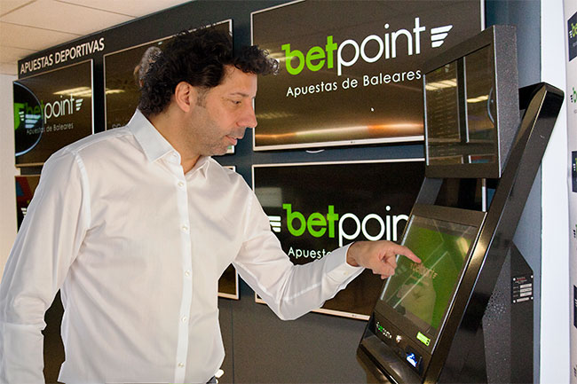 Iván Campo haciendo la primera apuesta