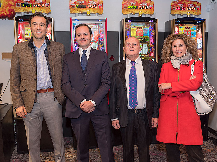 De izq. a der.: Jose Luis Merino, Secretario Ejecutivo ASEJU; Alfredo Dolado, propietario; Alfredo Dolado (hijo), propietario y Tamara Mahíllo, Responsable Nacional de Operaciones Bingos y Casinos