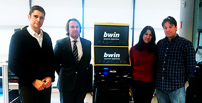 José Carrasco y Luis Carrasco responsables del grupo Trébol junto a Nacho Suárez y Dolores Blanco de bwin tras la firma del nuevo contrato. 