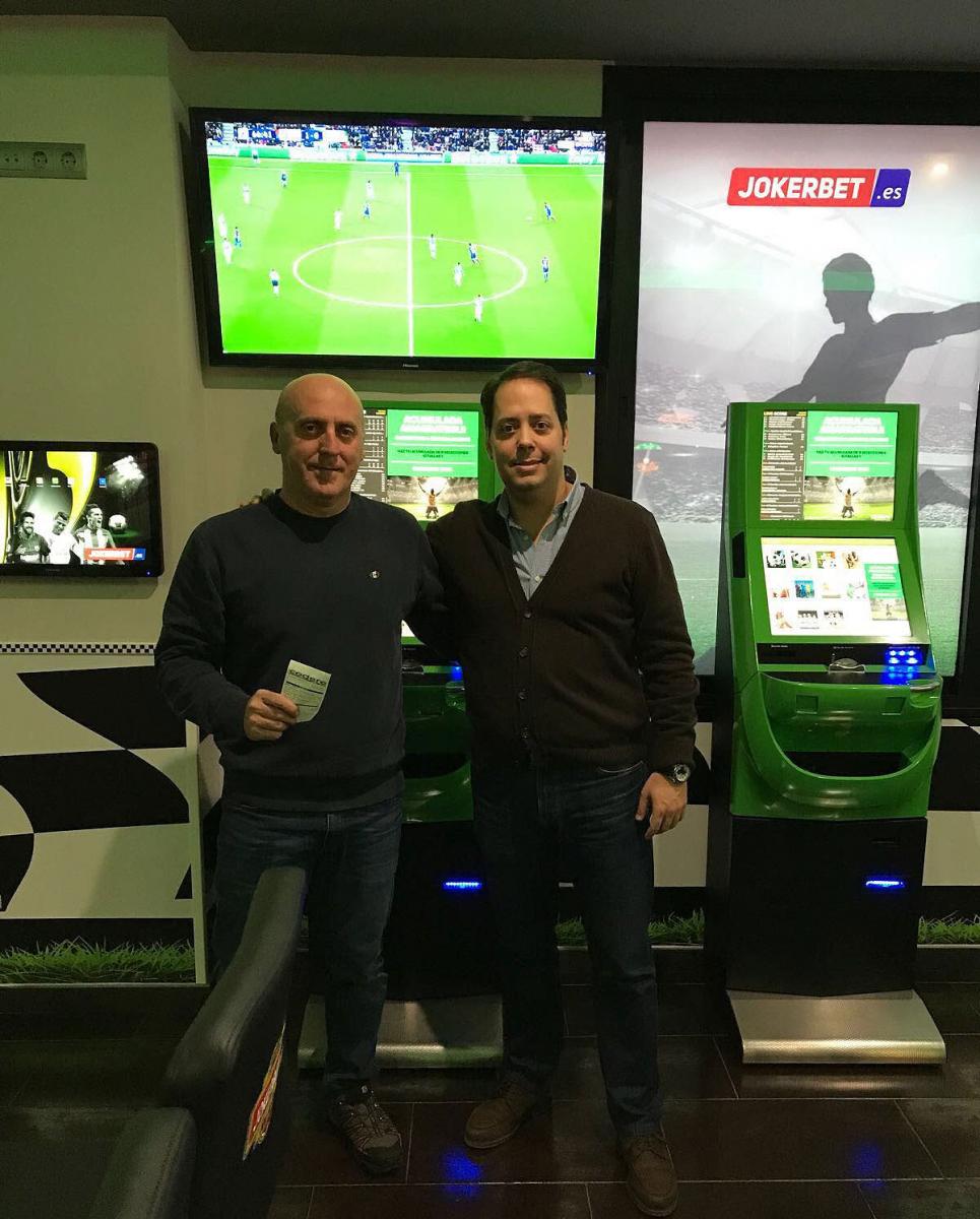 Salón de Juego "Joker" situado en la Avenida Juan Pablo II nº64 de Granada y de la primera apuesta (der. Jorge Justicia, Director de Juego Online y Apuestas Deportivas de Grupo Veramatic).