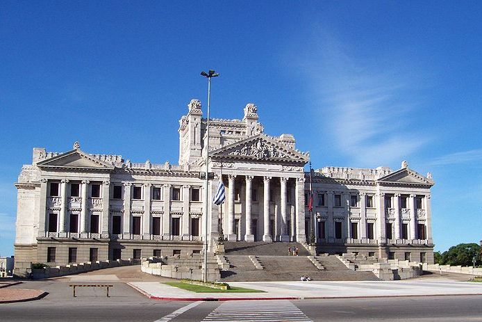 Uruguay prohíbe el Juego Online (salvo el estatal) y sube las tasas al Presencial